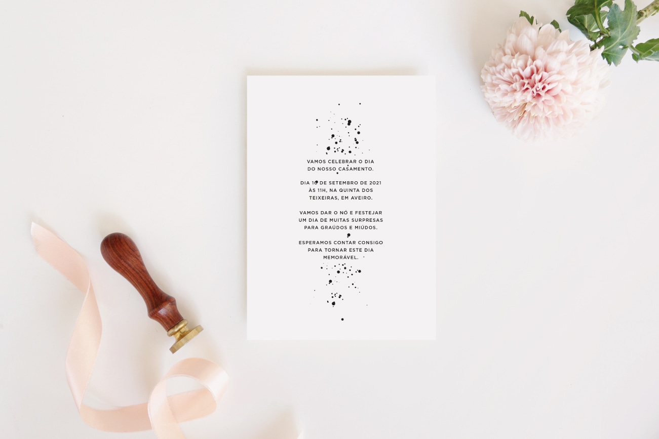 Convite de casamento de estilo minimal branco com tinta espalhada preta