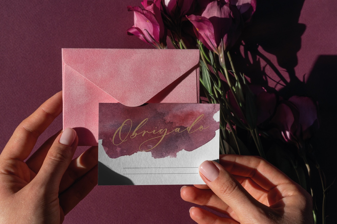 Cartão de agradecimento com aquarela tons vermelhos e detalhes tipográfico amarelo e envelope rosa com lacre champagne