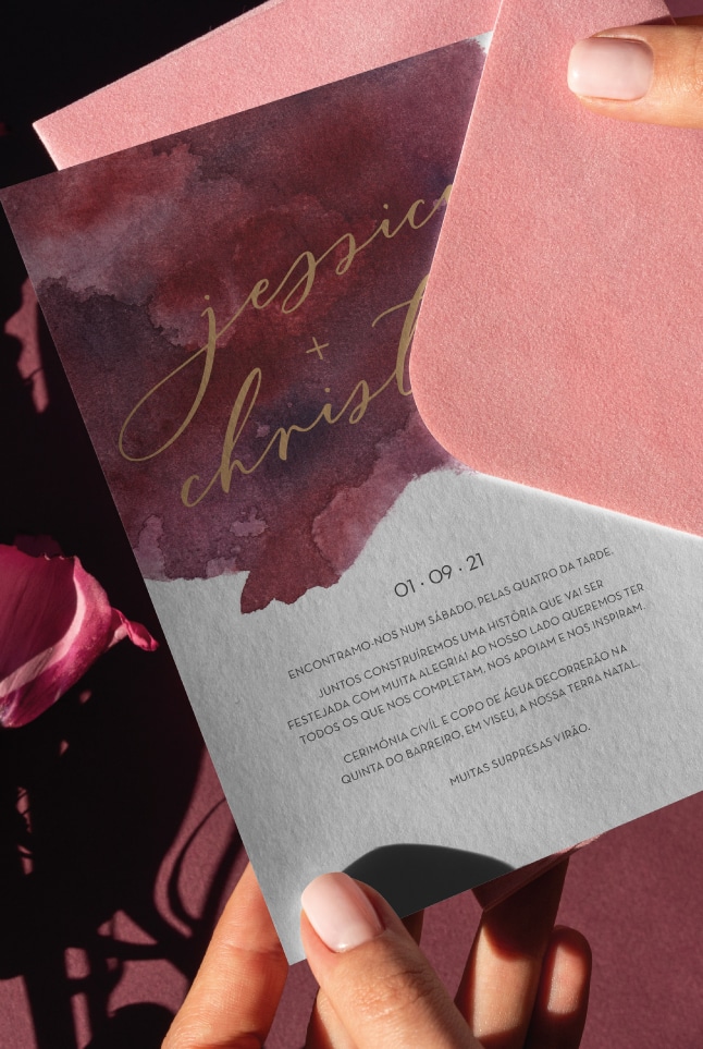 Convite de casamento com aquarela tons vermelhos e detalhes tipográfico amarelo e envelope rosa com lacre champagne