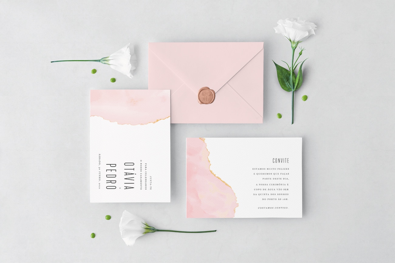 Convites de casamento brancos com aquarela rosa e detalhes amarelo e um envelope cor de rosa e lacre dourado