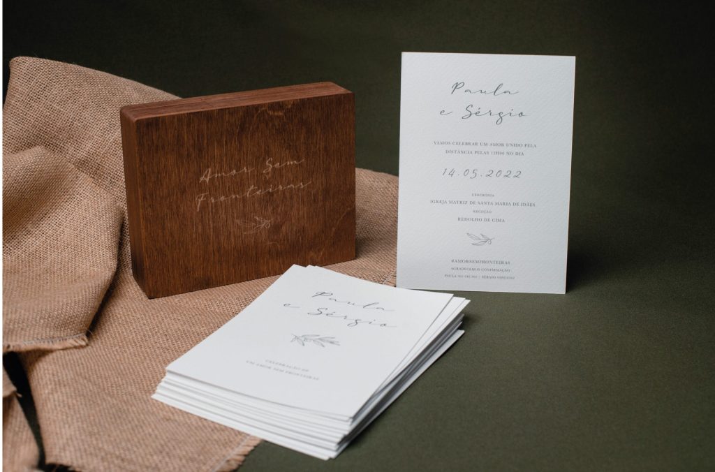Convite de casamento com detalhes em verde e caixa de madeira