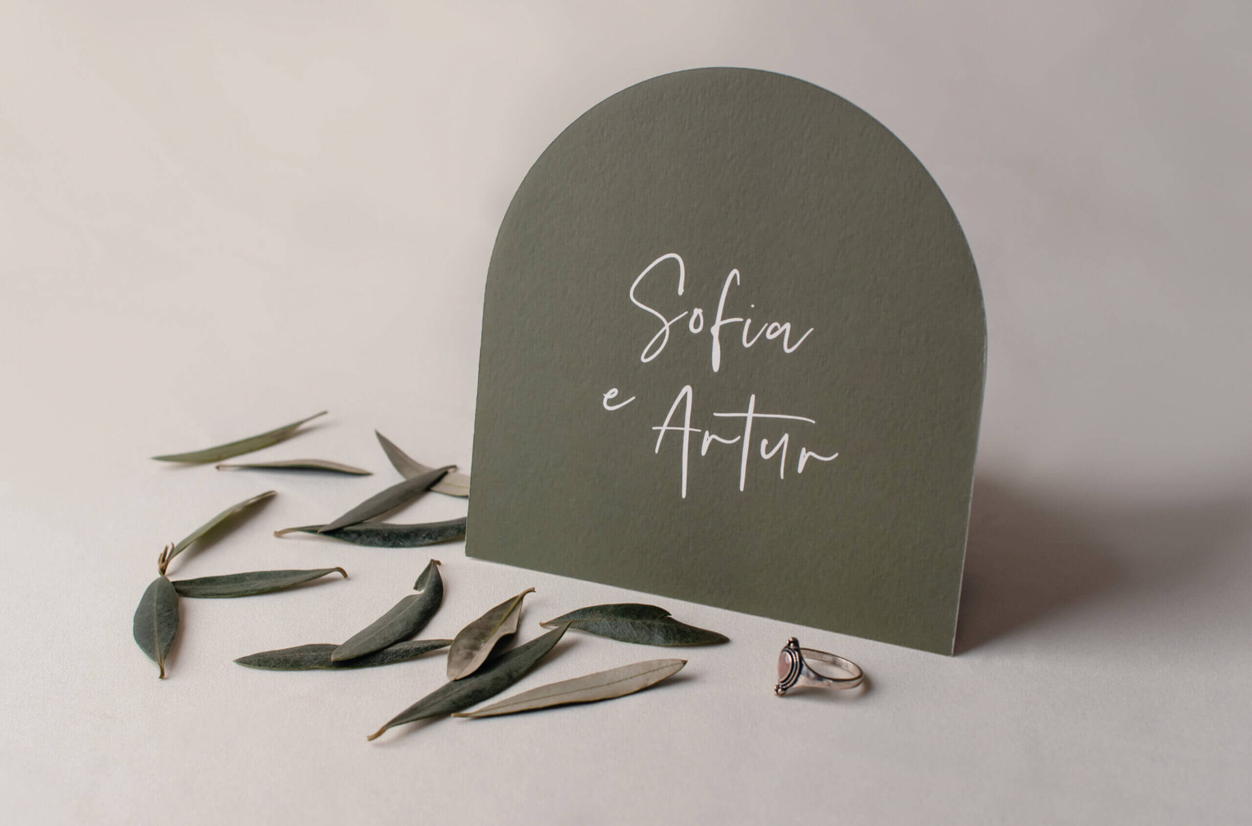 Convite de casamento verde de estilo tipográfico branco com folhas de oliveira
