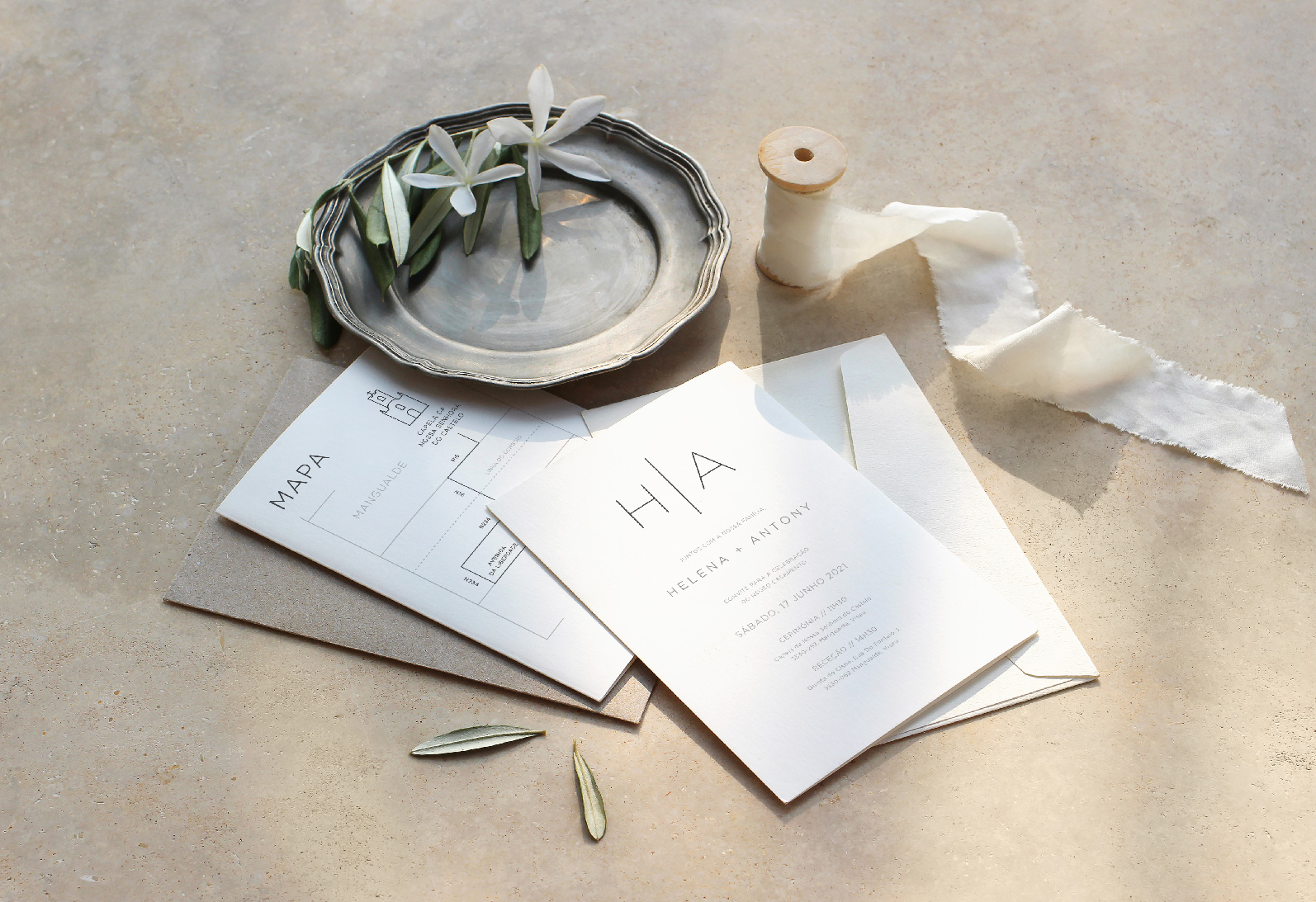 Convites de casamento minimal e envelope branco e castanho