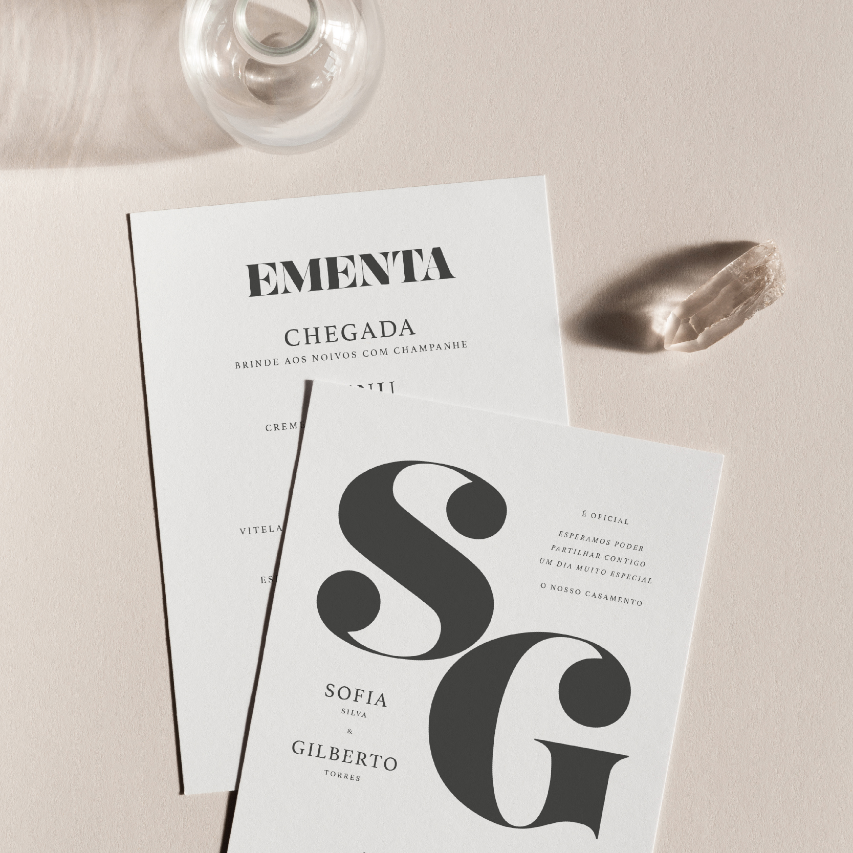 Convite de casamento de estilo tipográfico com as letras SG pretas e fundo branco