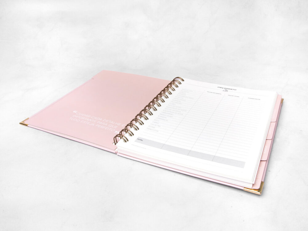 Agenda da noiva cor de rosa com palavras em foil dourado