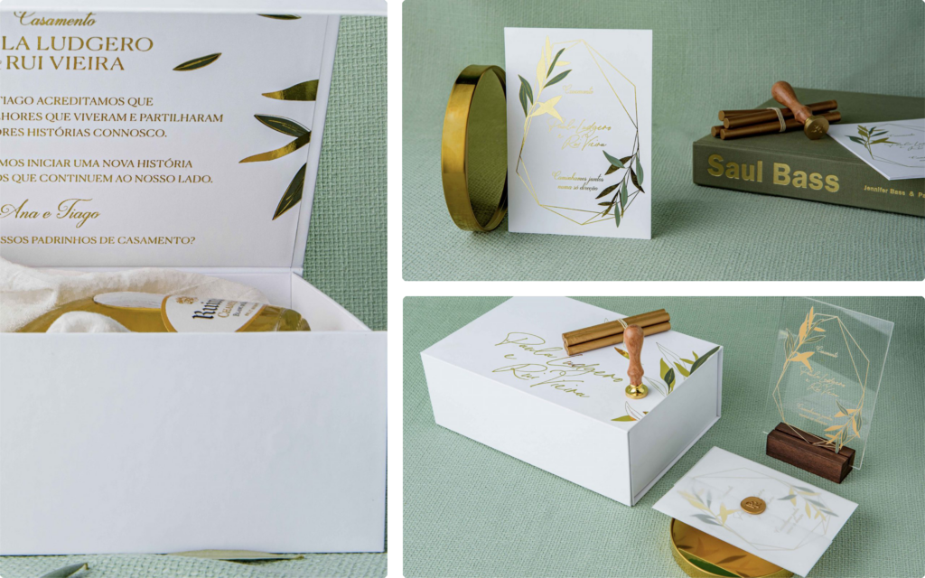 Caixa personalizada e convite de casamento em papel com envelope de papel vegetal e lacre dourado e acrílico em base de madeira com o estilo floral