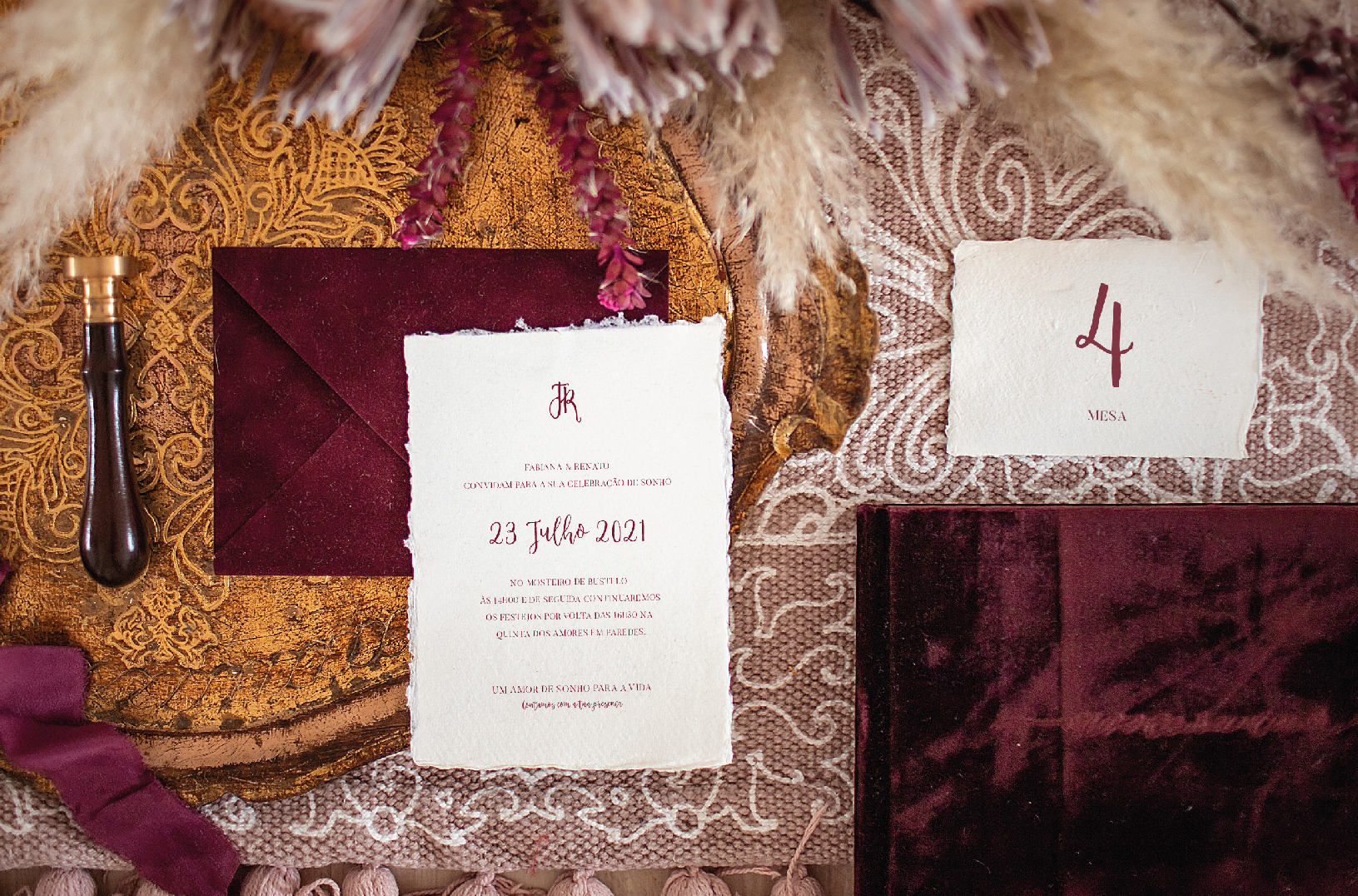 Convite de casamento e marcador de mesa com efeito de rasgado detalhes em bordô e envelope