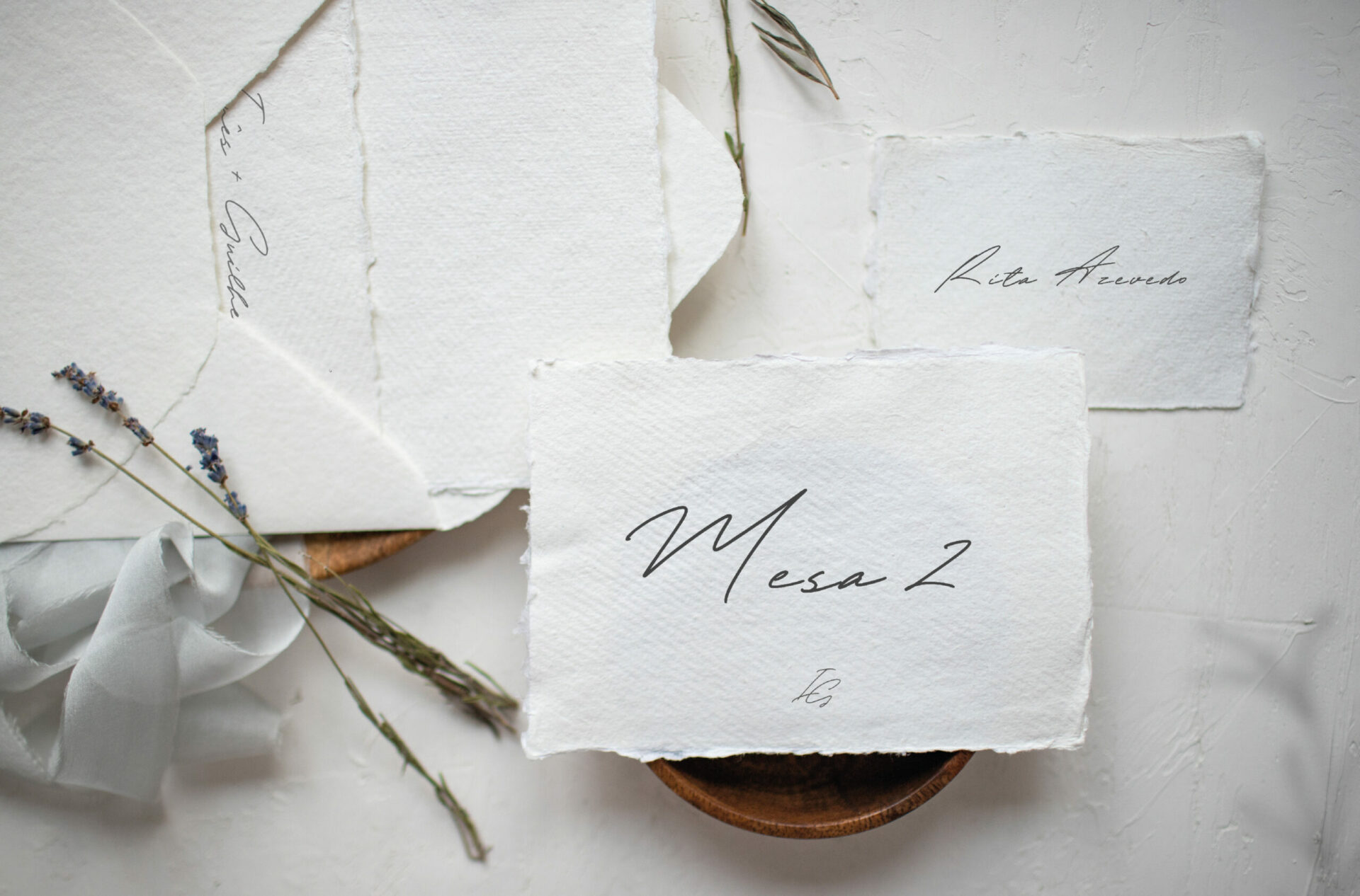 Convite de Casamento, marcador de mesa e marcador de lugar branco de estilo tipográfico
