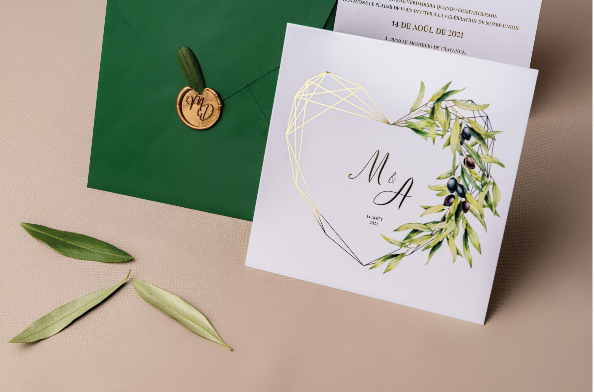 Convite de Casamento com detalhes florias verdes e detalhes em dourado e envelope verde escuro com lacre dourado com pétalas