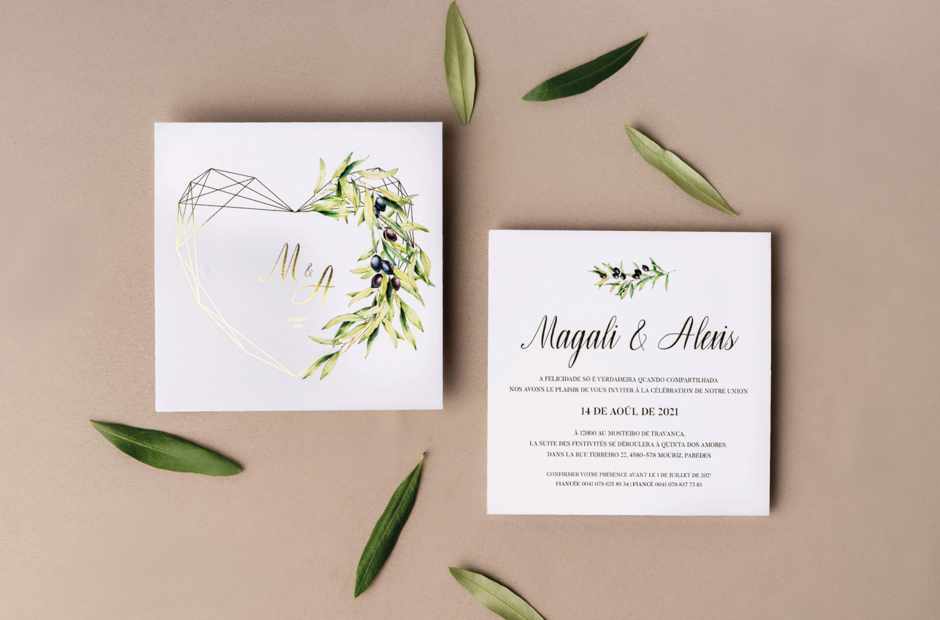 Convite de Casamento com detalhes florias verdes e detalhes em dourado e envelope verde escuro