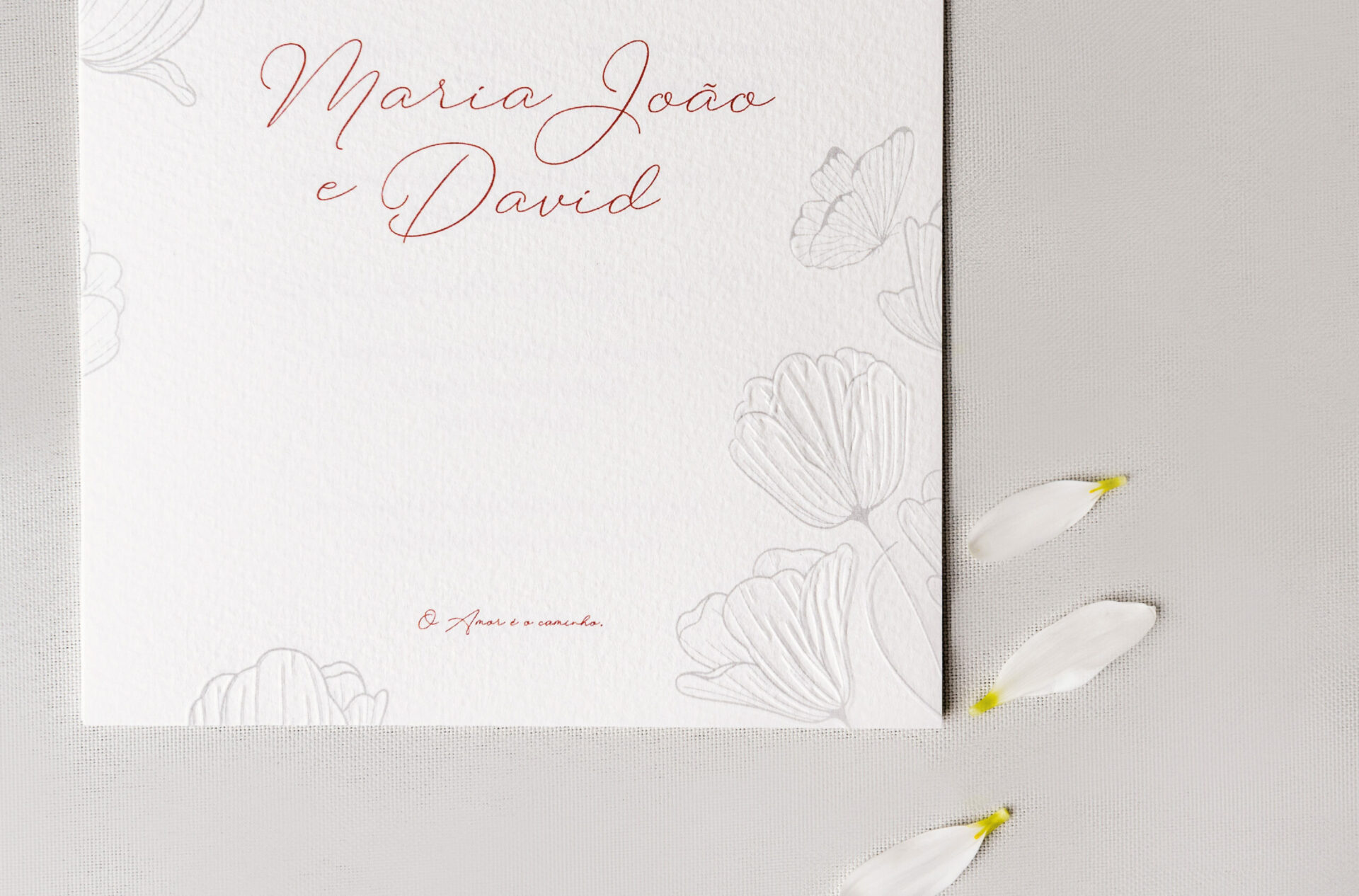 Convite de casamento branco com detalhes tipográficos de cor salmão de estilo floral com um envelope de cor salmão