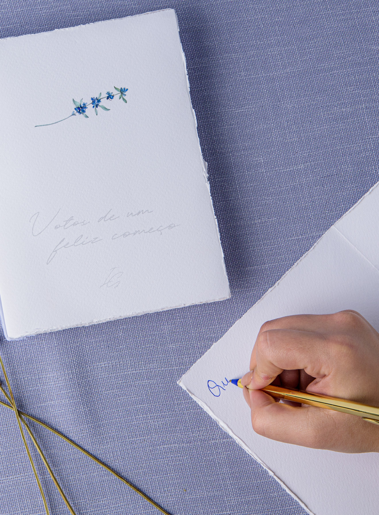 Livro de assinaturas em papel com efeito rasgado e com detalhes florais azul