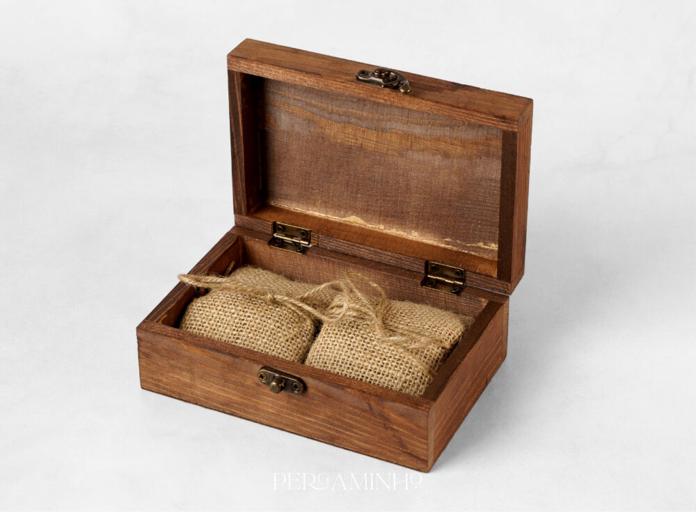 Caixa de alianças em madeira com almofadas em serapilheira com fio natural