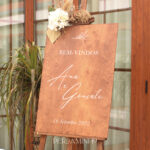 Placa de boas vindas em madeira e cavalete em madeira com detalhes florais