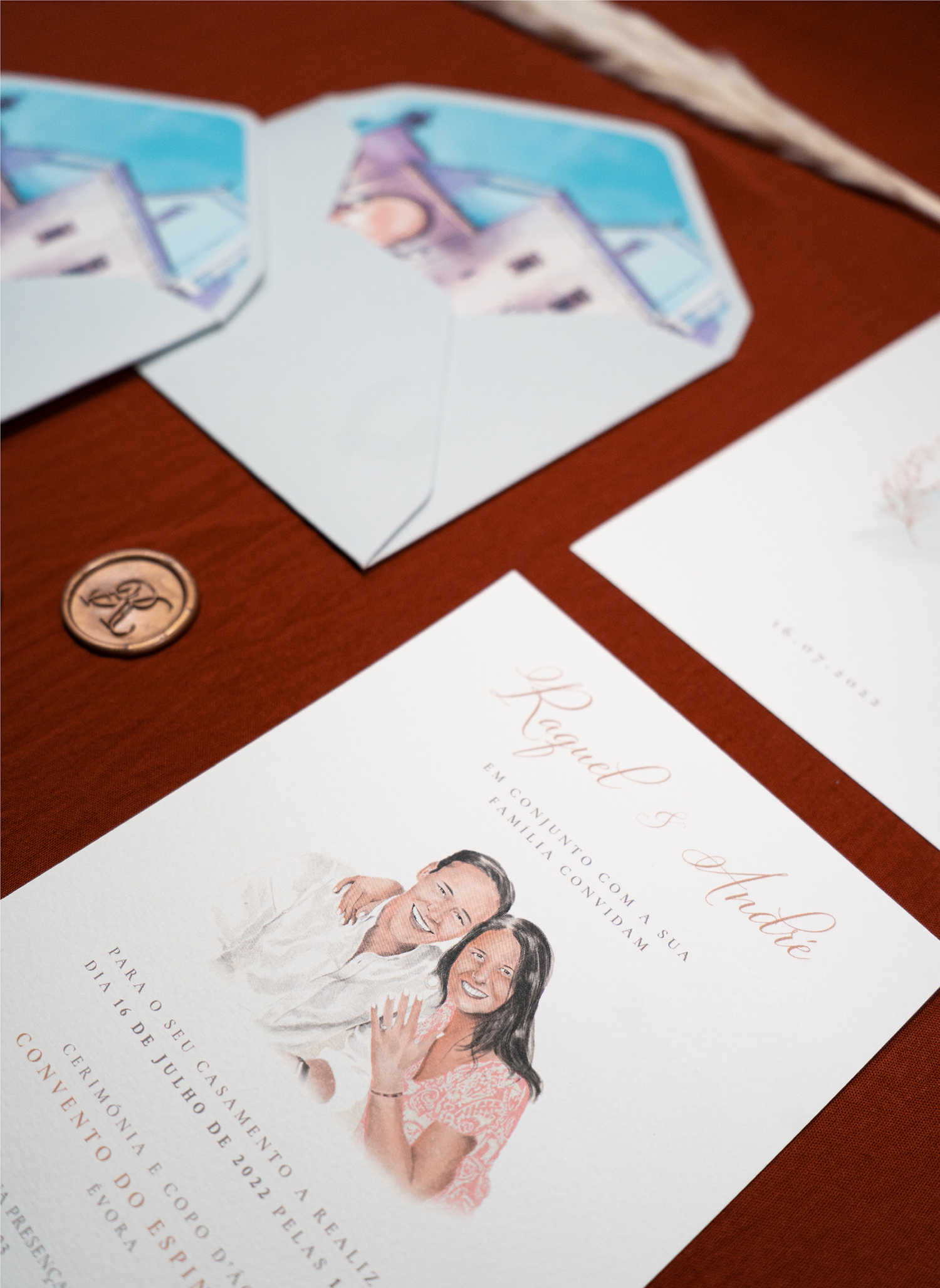 convite de casamento com ilustraçãocom detalhes rosa e envelope com fundo com ilustração e com lacre dourado