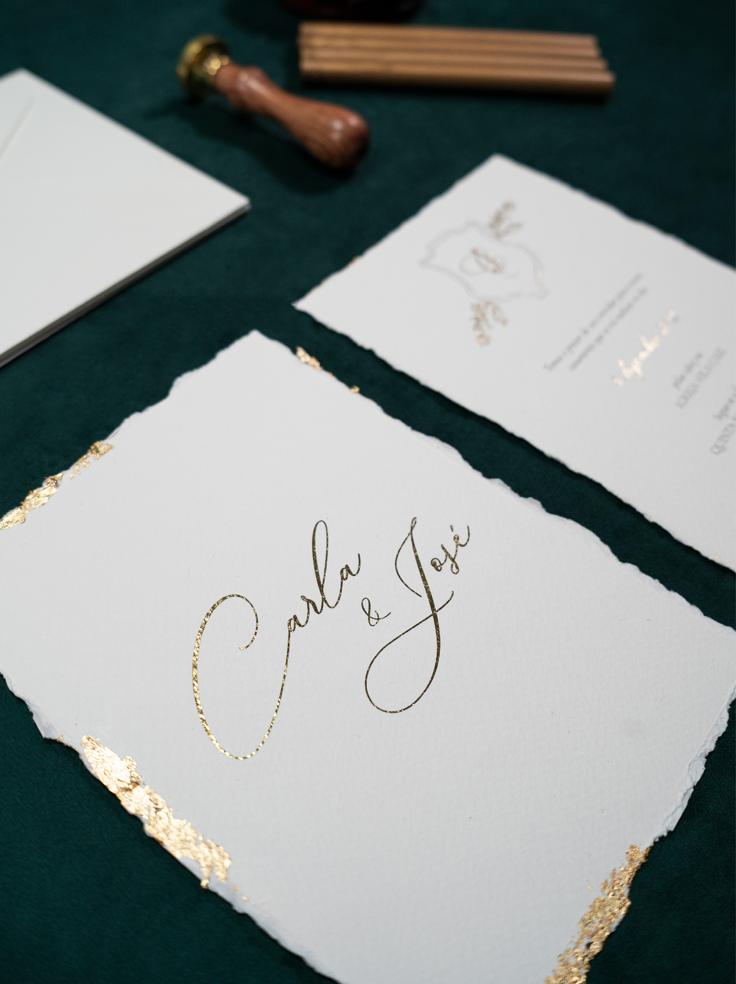 Convite de casamento em papel com efeito rasgado e detalhes dourado