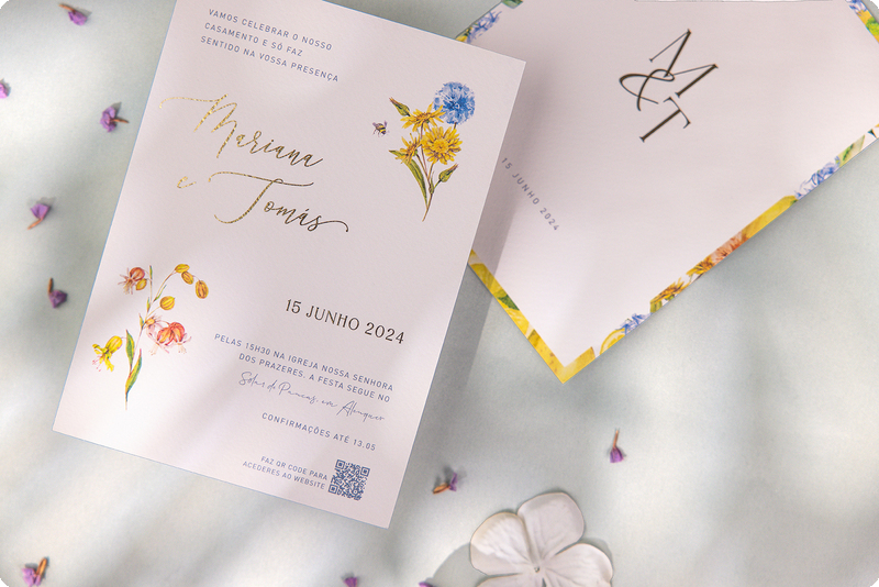 Convite de casamento com detalhes florais e detalhes dourado inspirado na costa amalfitana