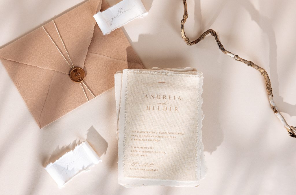 Convite de casamente e marcador de lugar em papel algodão com efeito rasgado e envelope com lacre dourado e fio branco