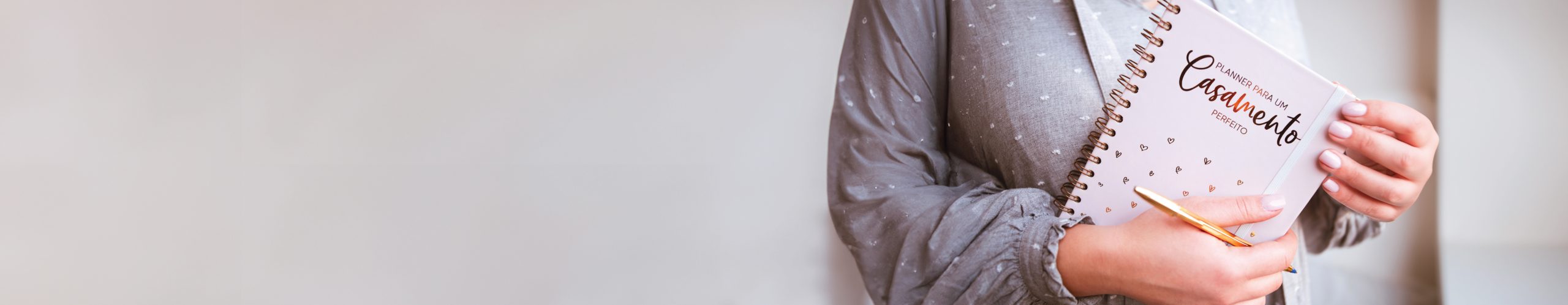 Agenda de noiva rosa com detalhes em dourado e fio branco