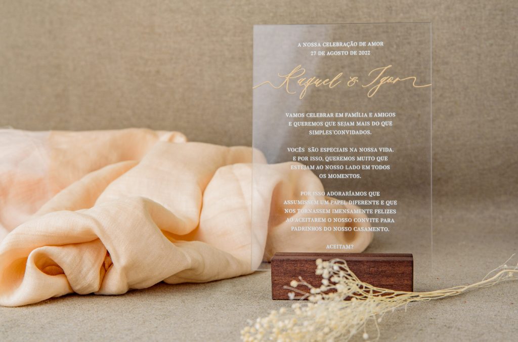 Convite de casamento em acrílico com detalhes em dourado em base de madeira