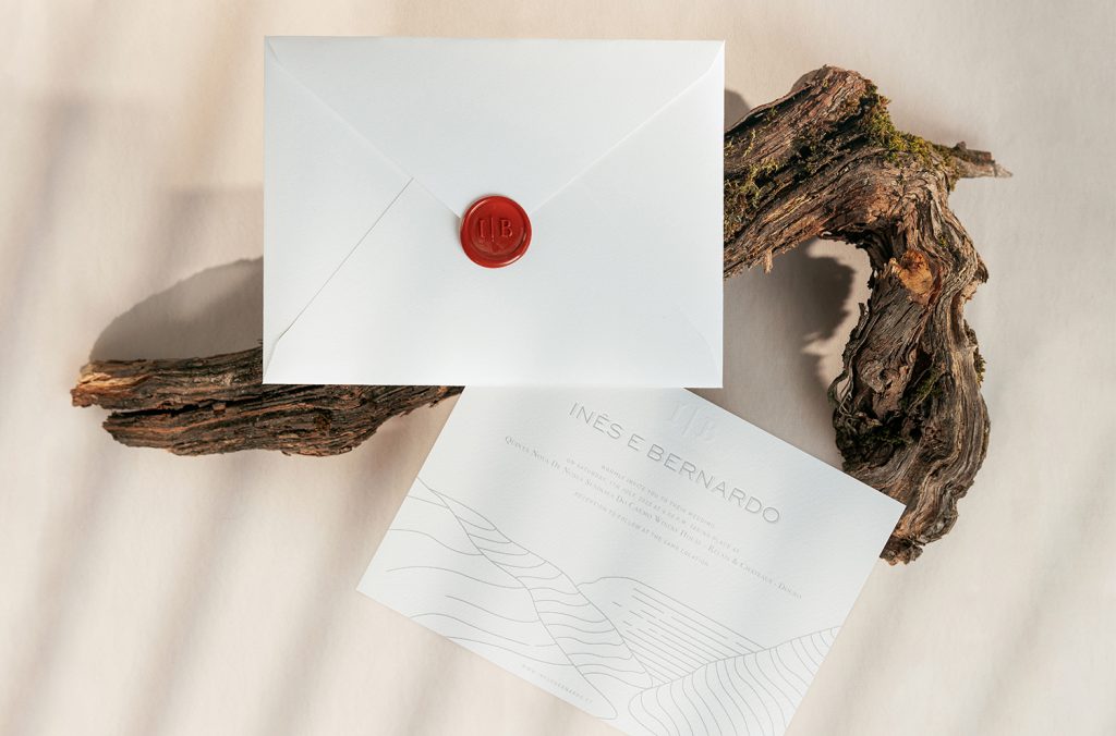 Convite de casamento minimalista com envelope branco e lacre vermleho