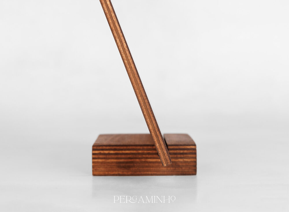 Marcador de mesa em madeira em uma base de meadeira