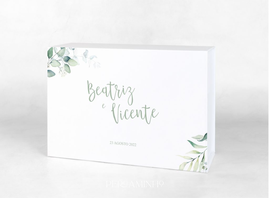 Caixa personalizada com detalhes florais em verde e detalhes em verde
