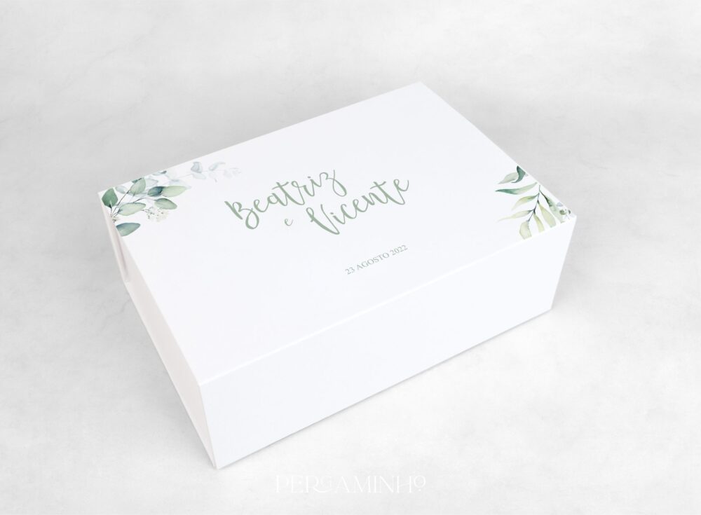 Caixa personalizada com detalhes florais em verde e detalhes em verde