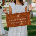 Menina com uma placa dos meninos das alianças com fio natural