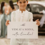 Menino das alianças com placa em PVC