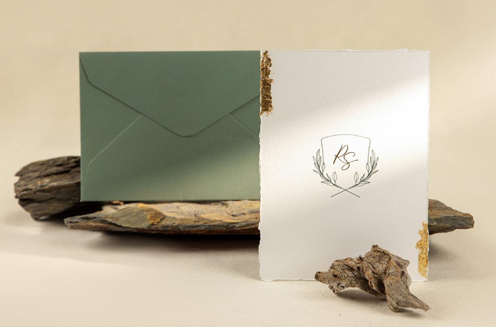 Convite de Casamento em papel com efeito rasgado e detalhes em dourado e envelope verde