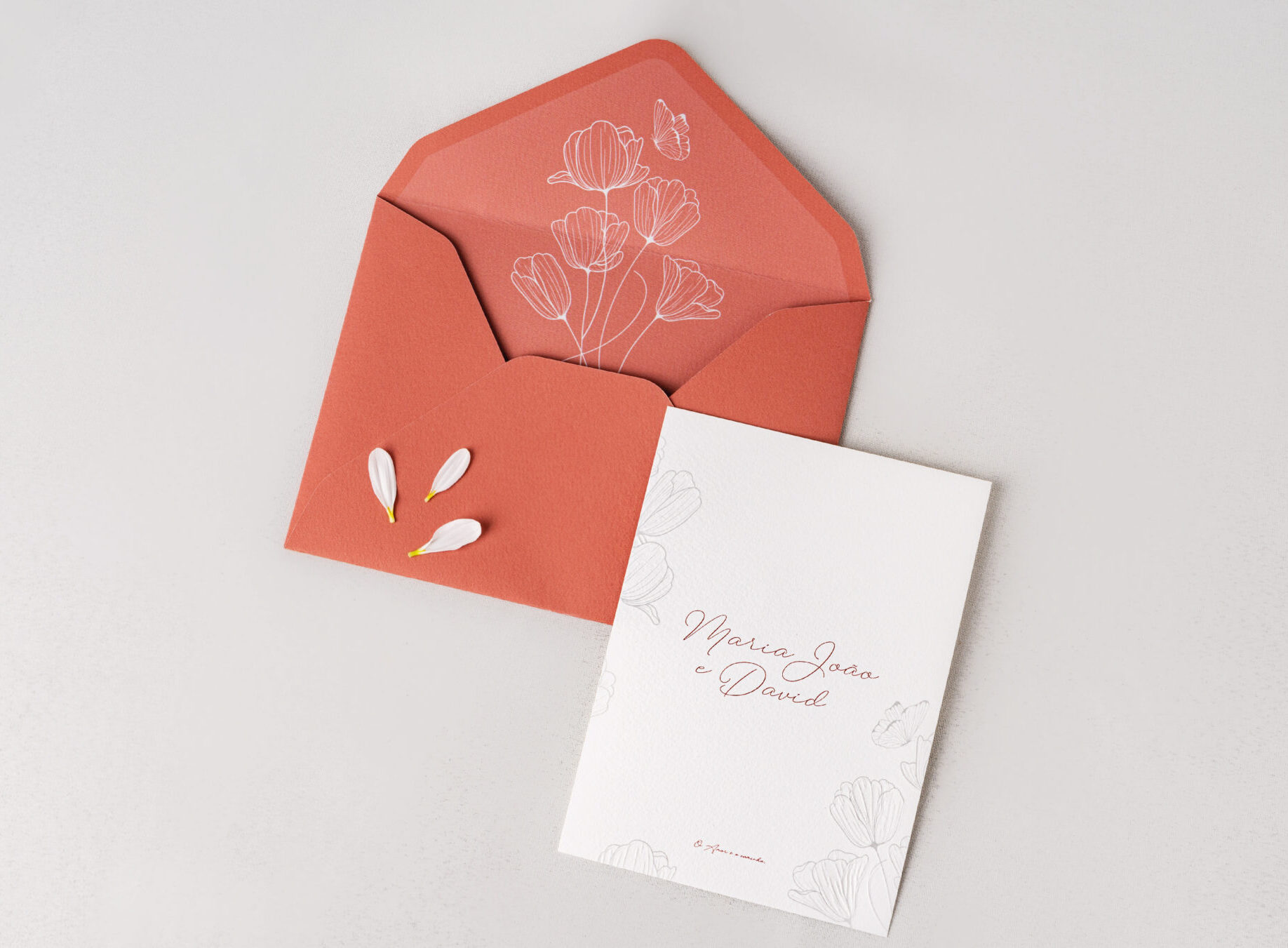 Convite de casamento e envelope laranja com detalhe florais