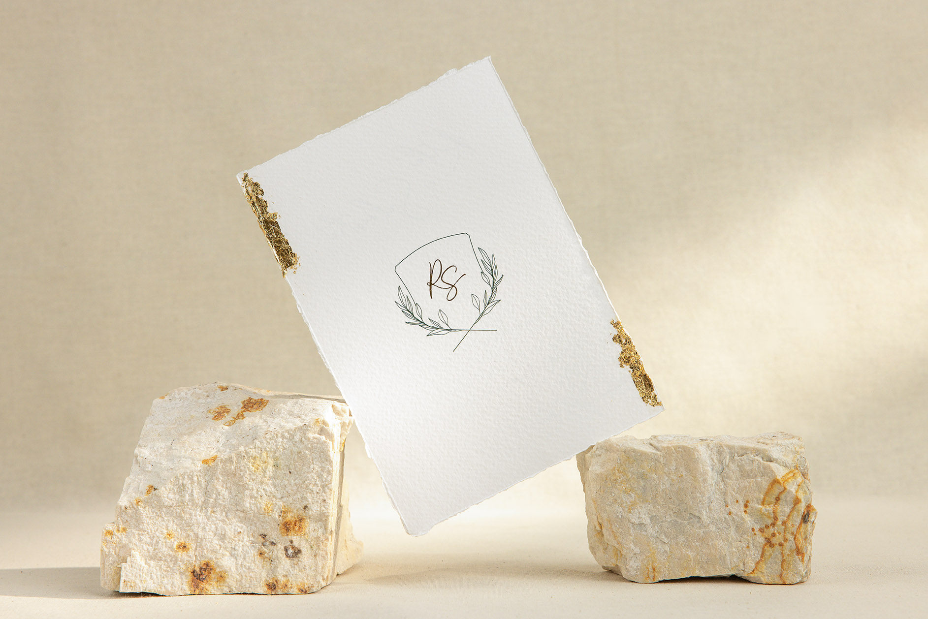 Convite de casamento em papel algodão com efeito rasgado, detalhes dourados e detalhes florias