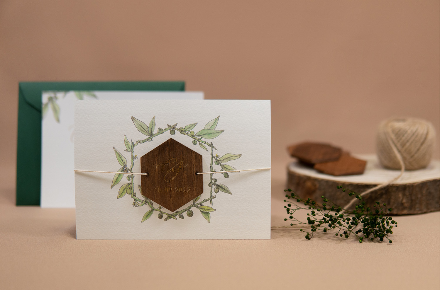 Convite de casamento com detalhes florais e com fio branco e Íman de madeira e envelope verde escuro