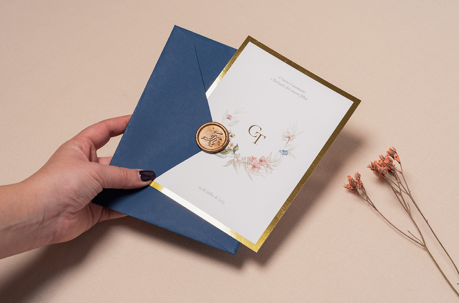 Convite de casamento com detalhes florais e detalhes florais e envelope azul escuro e lacre dourado