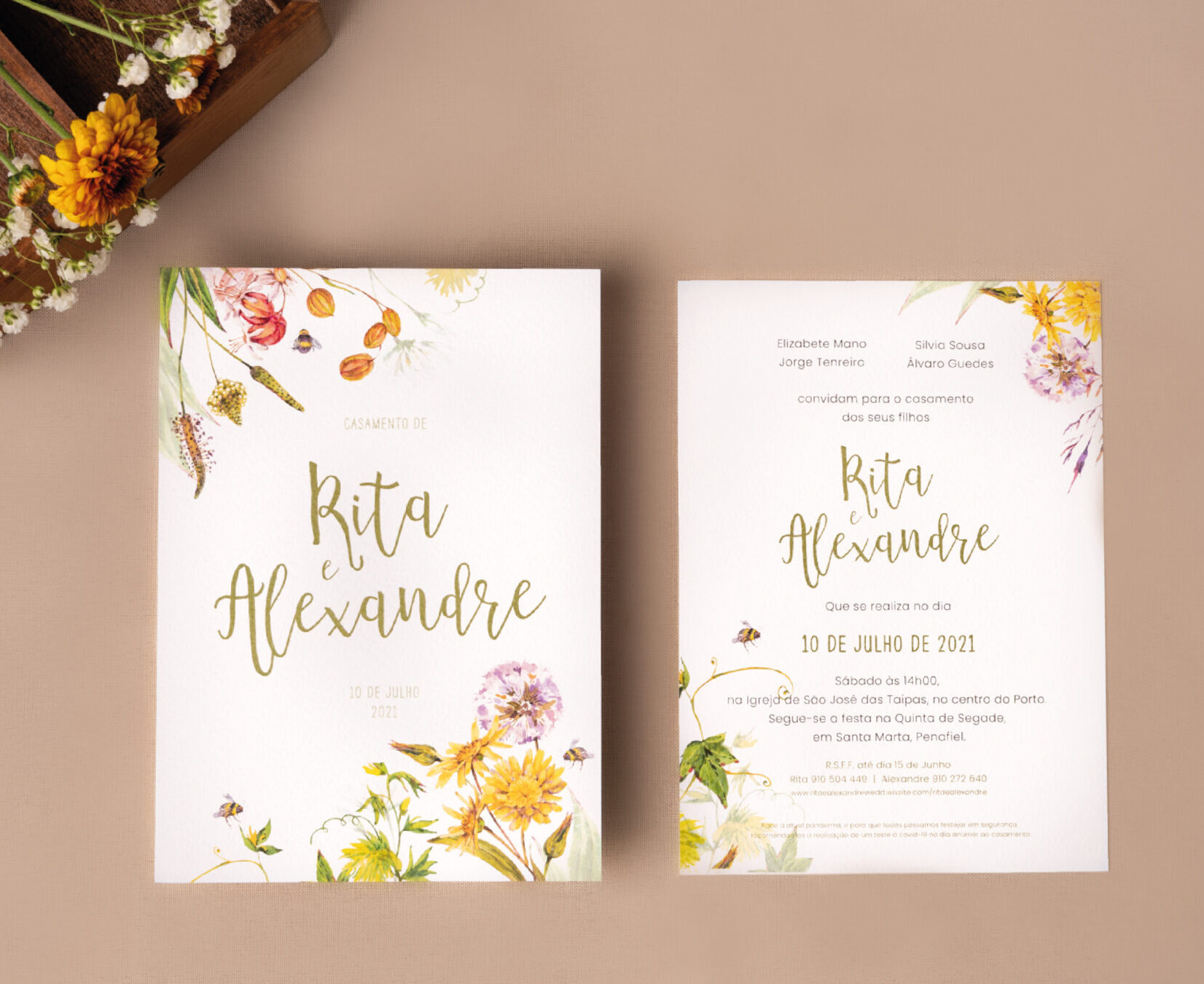 Convite de casamento com detalhes florais inspirado na costa amalfitana e detalhes em dourado