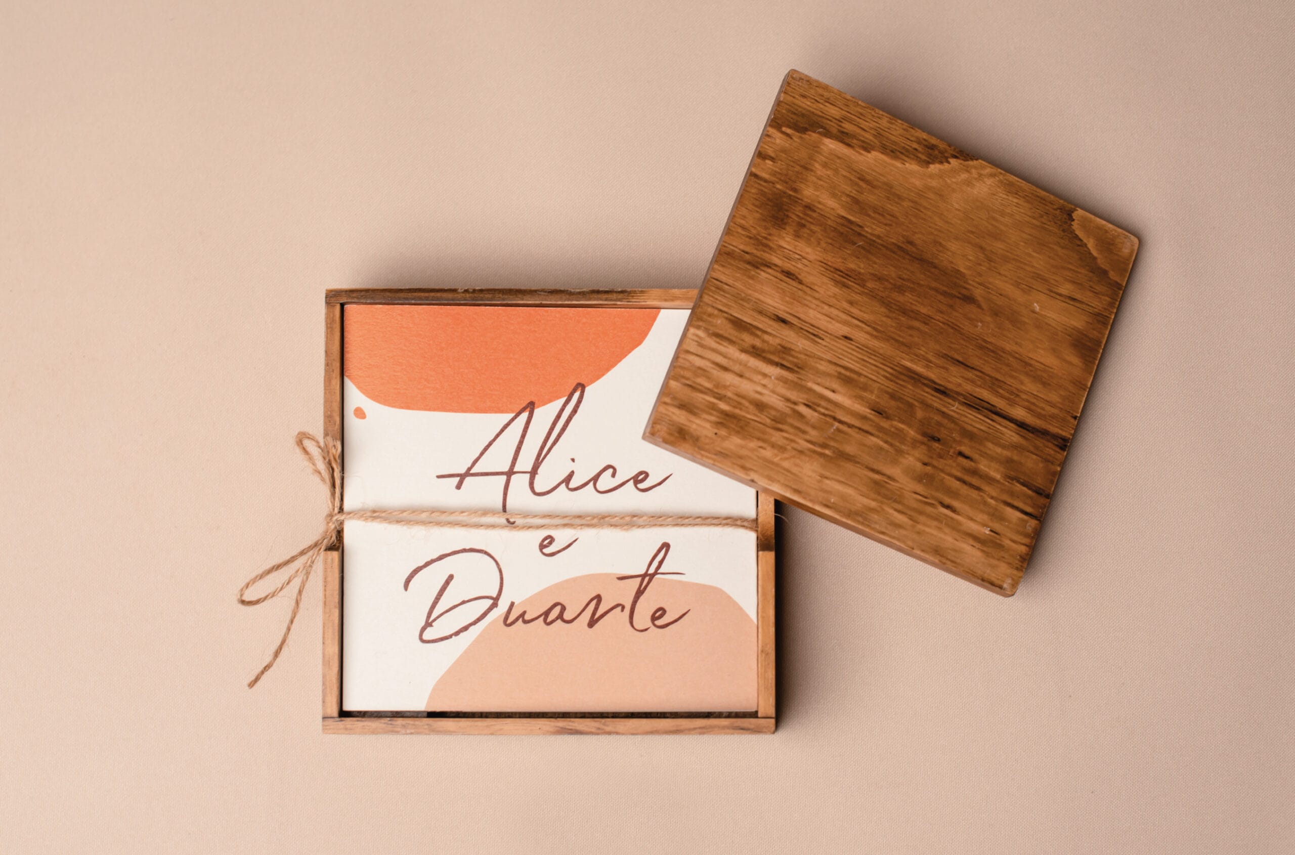 Caixa com convites de casamento tipográficos de madeira com fio natural