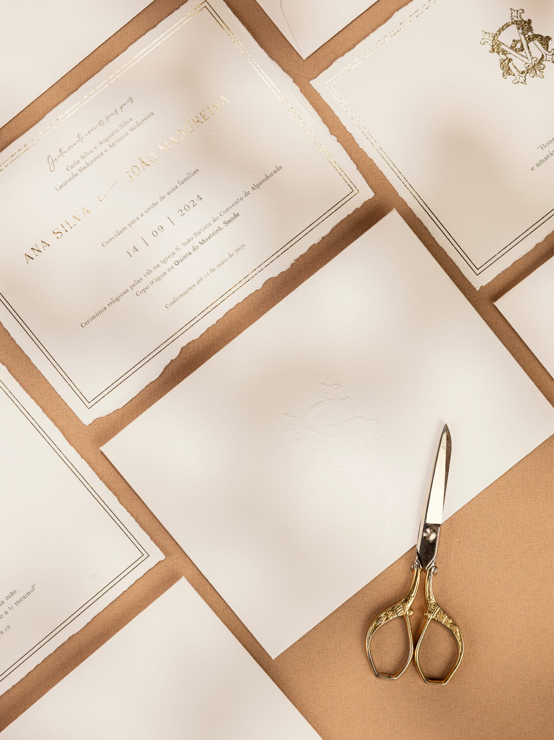 Convite de Casamento em papel com efeito rasgado com detalhes dourados