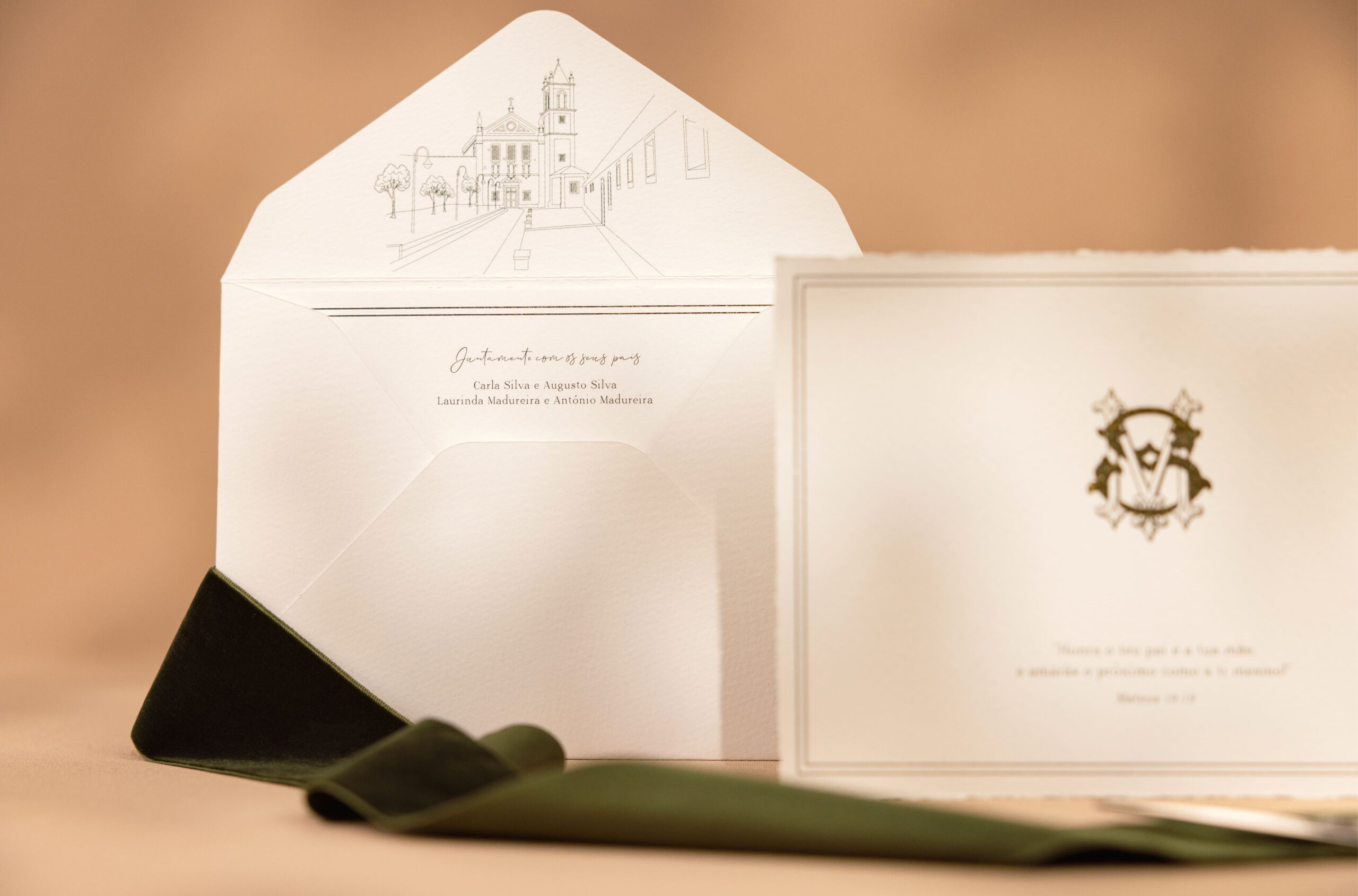 Convite de Casamento em papel com efeito rasgado com detalhes dourados