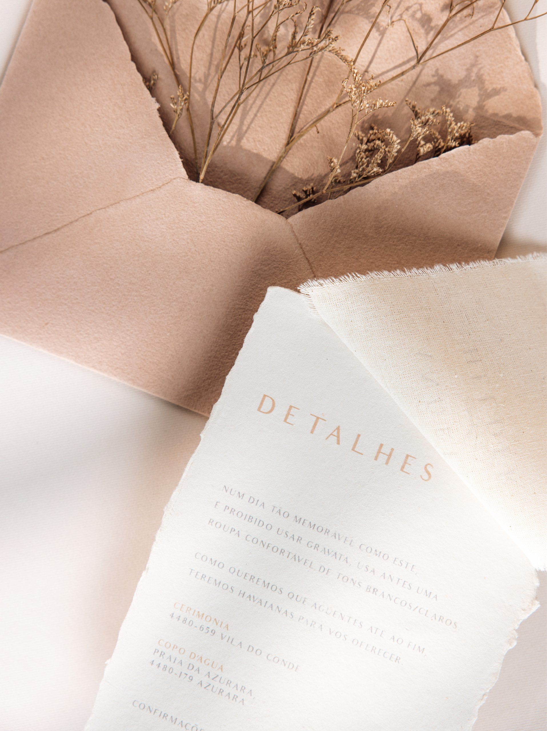 Convite de Casamento e marcador de lugar em papel algodão com efeito rasgado e envelope com efeito rasgado