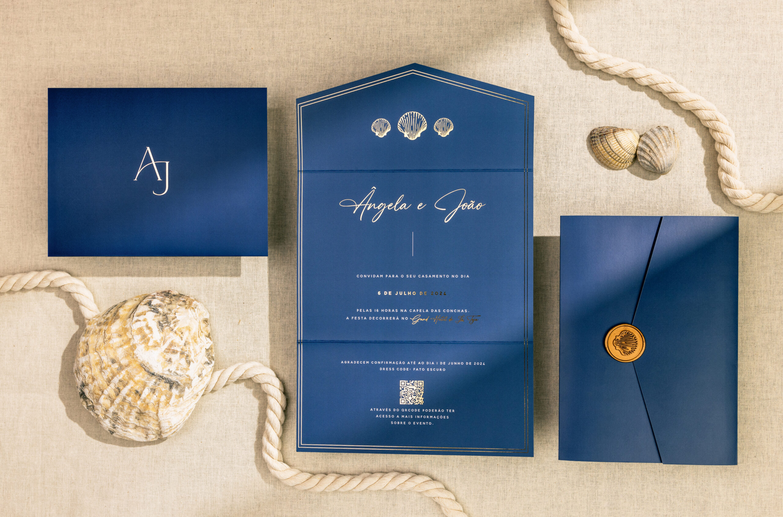 Convite de Casamento com detalhes em dourado e Carta azul marinho com lacre dourado e detalhes em dourado