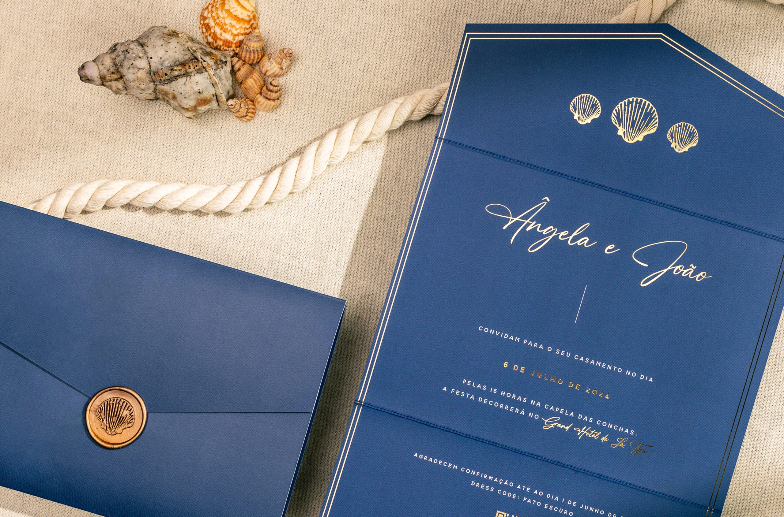 Convite de Casamento com detalhes em dourado e Carta azul marinho com lacre dourado