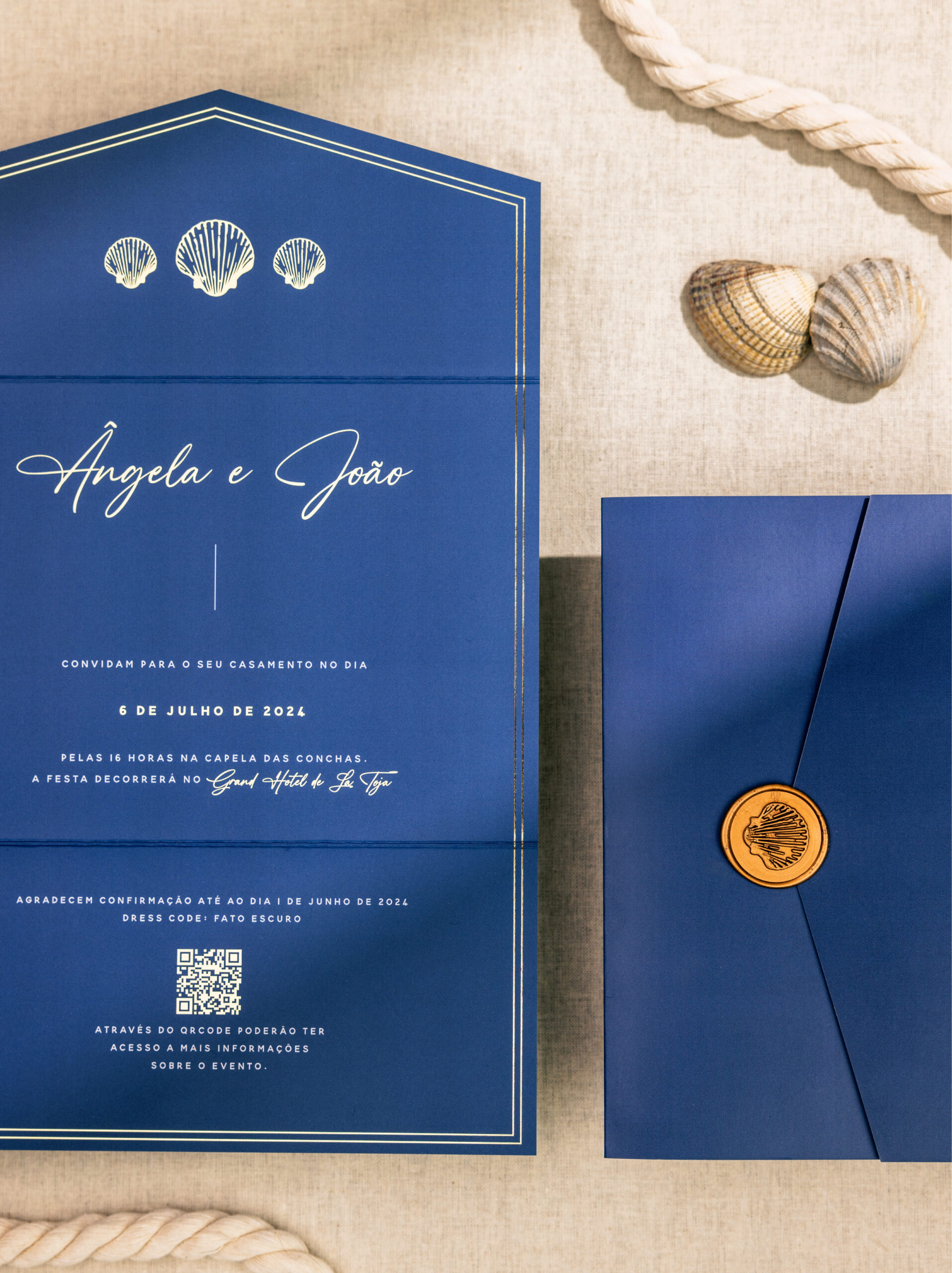 Convite de Casamento com detalhes em dourado e Envelope azul marinho com lacre dourado