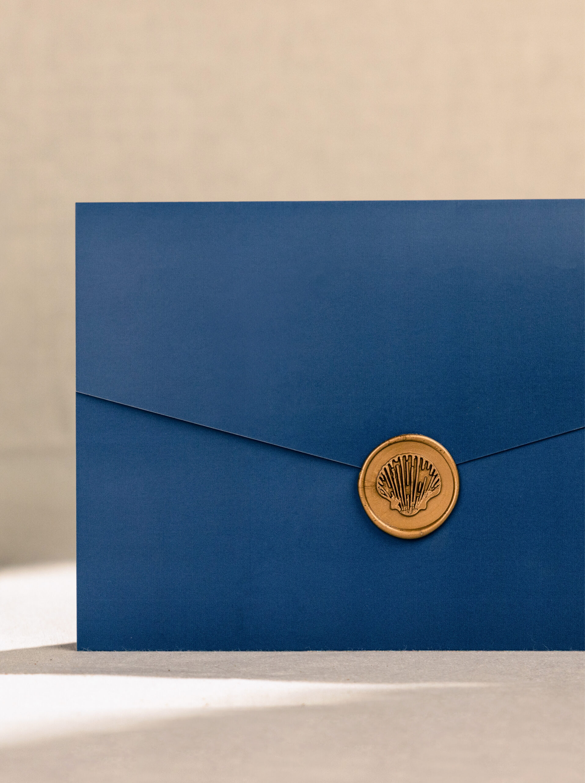 Envelope azul marinho com lacre dourado