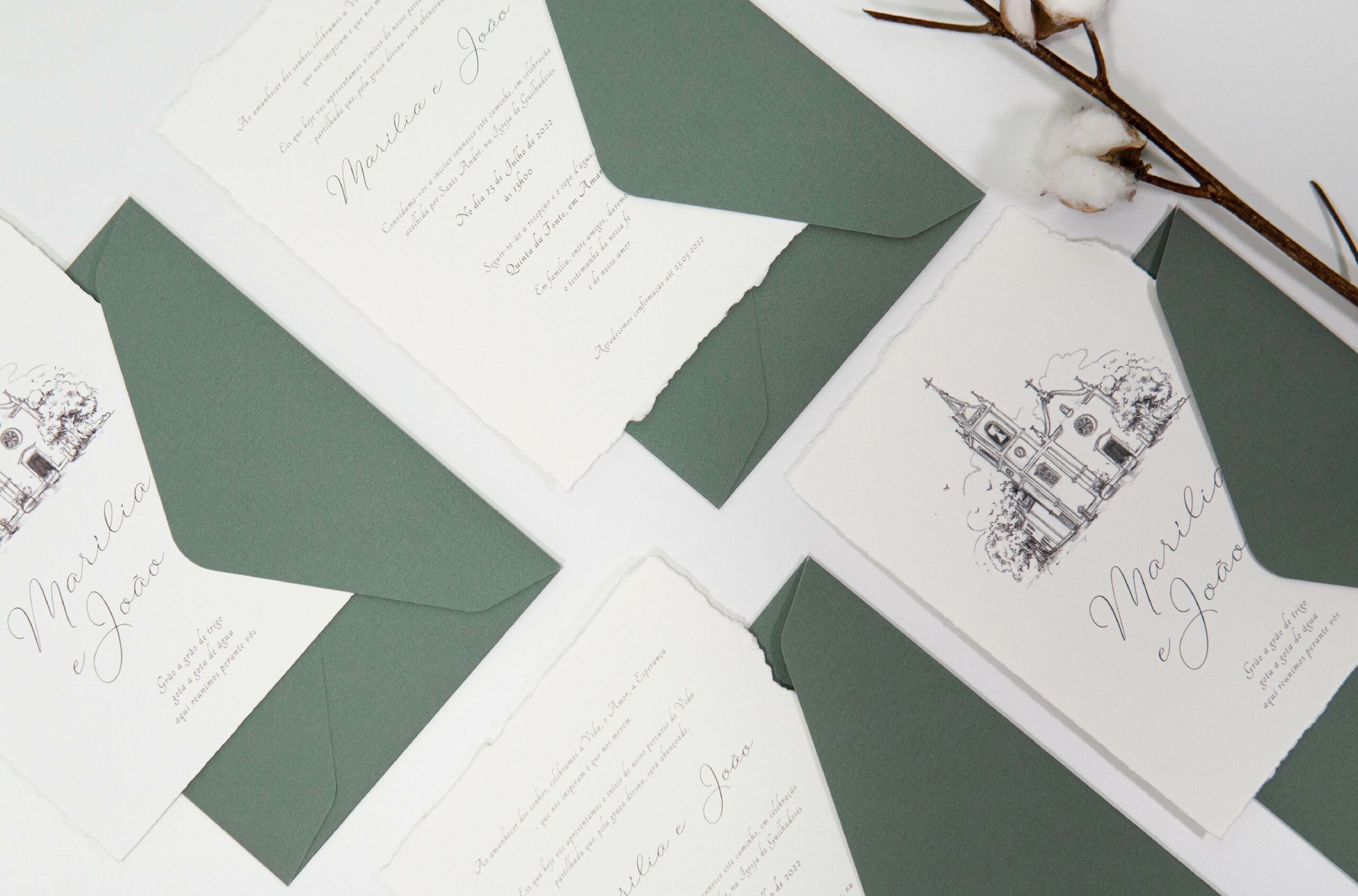 Convites de casamento em papel algodão com efeito rasgado e envelope verde escuro
