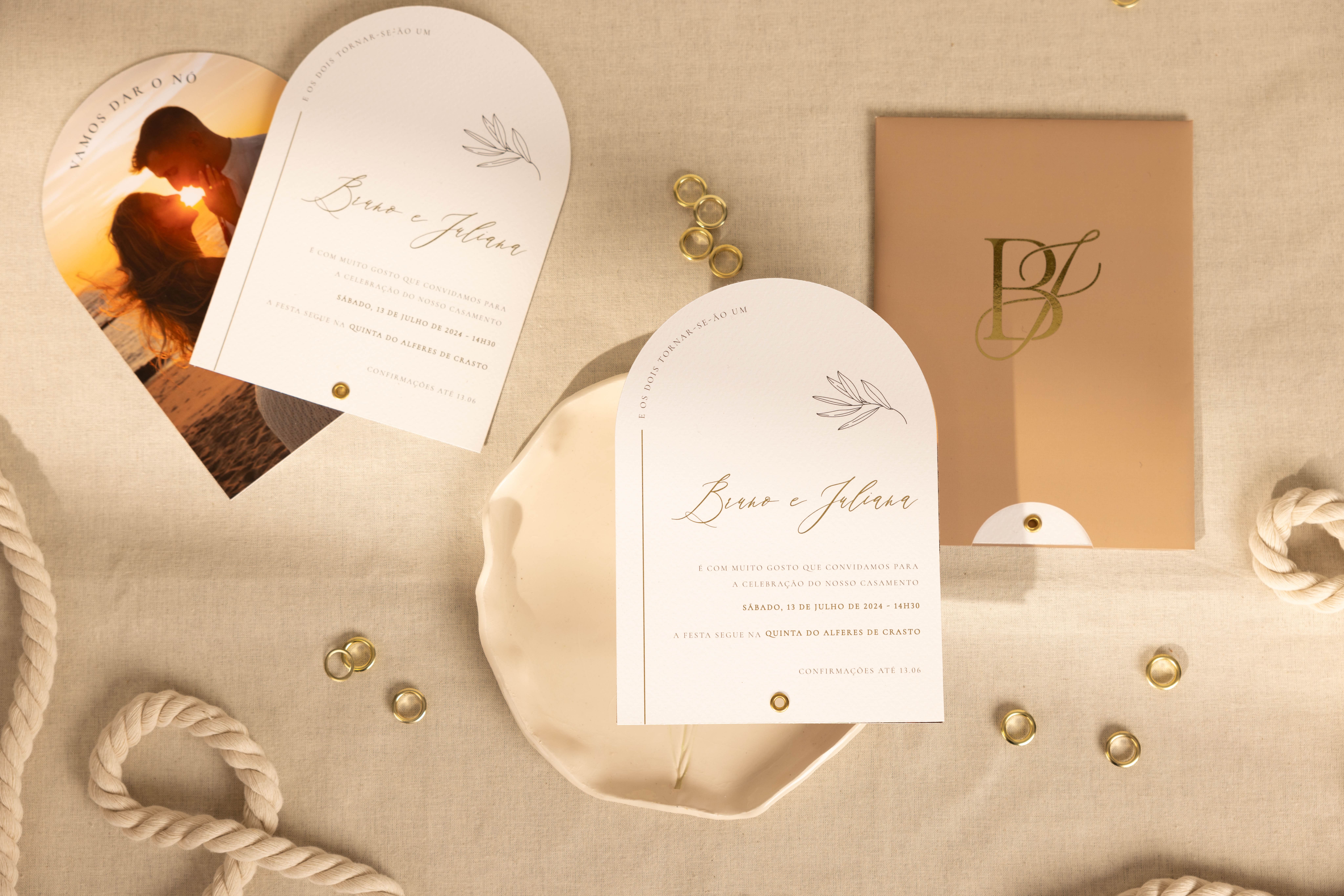 Convite de Casamento fotográfico com detalhes dourados e detalhes florais