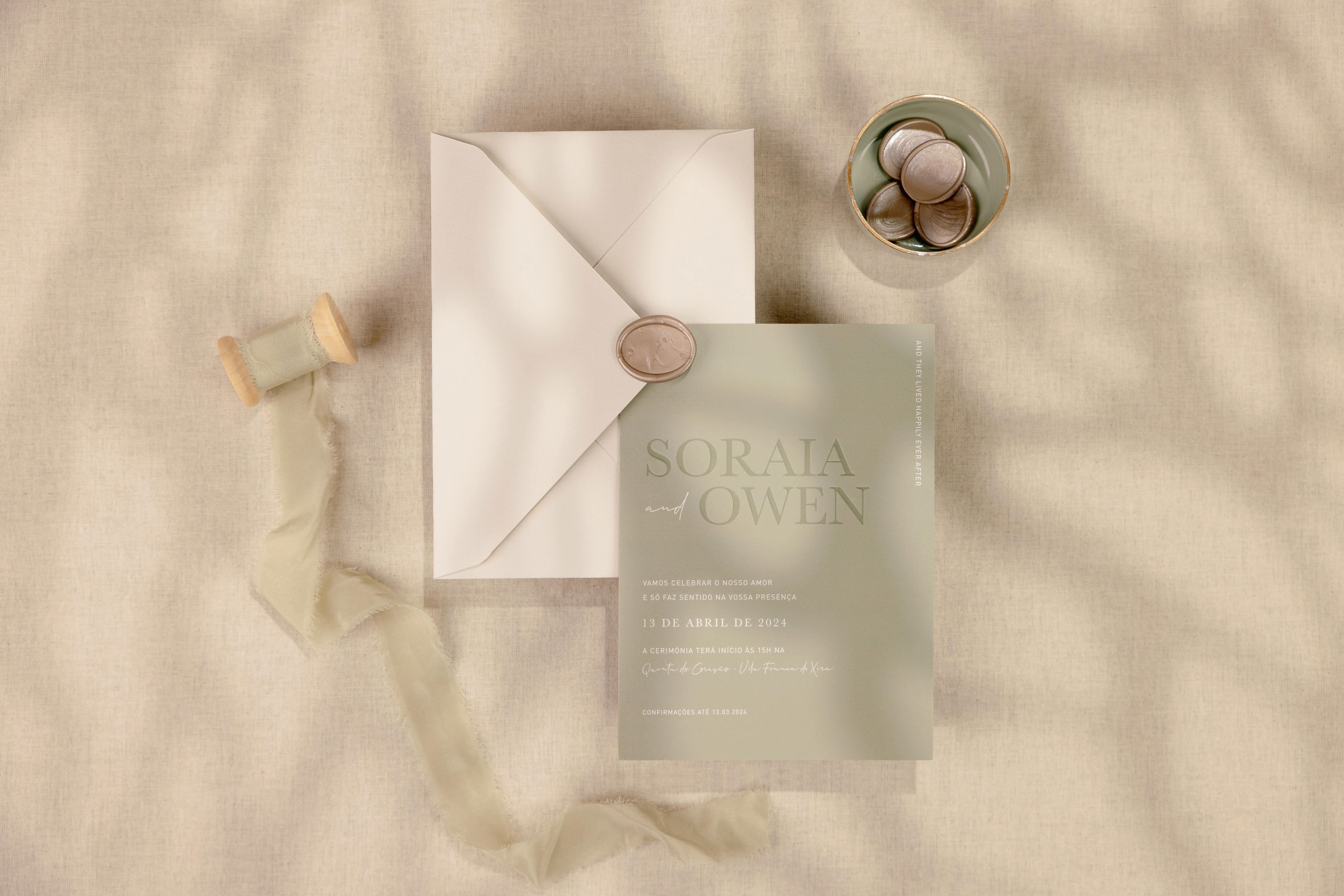 Convite de Casamento Tipográfico em verde e envelope em branco com lacre em champagne