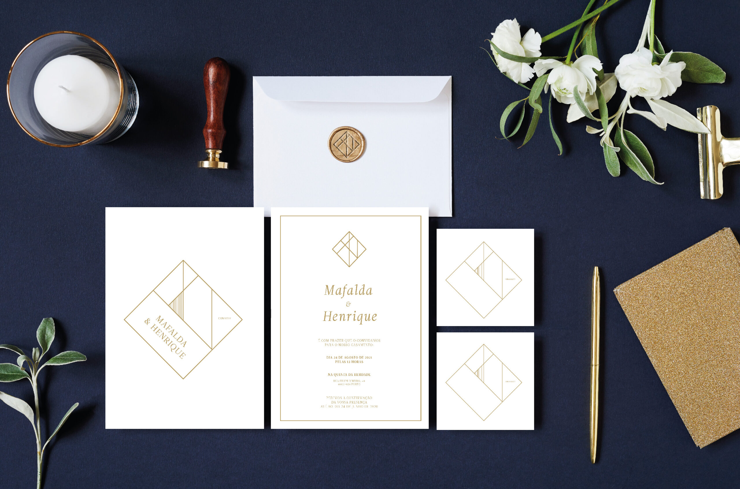 Convites de Casamentos com detalhes dourados e envelope branco com lacre dourado