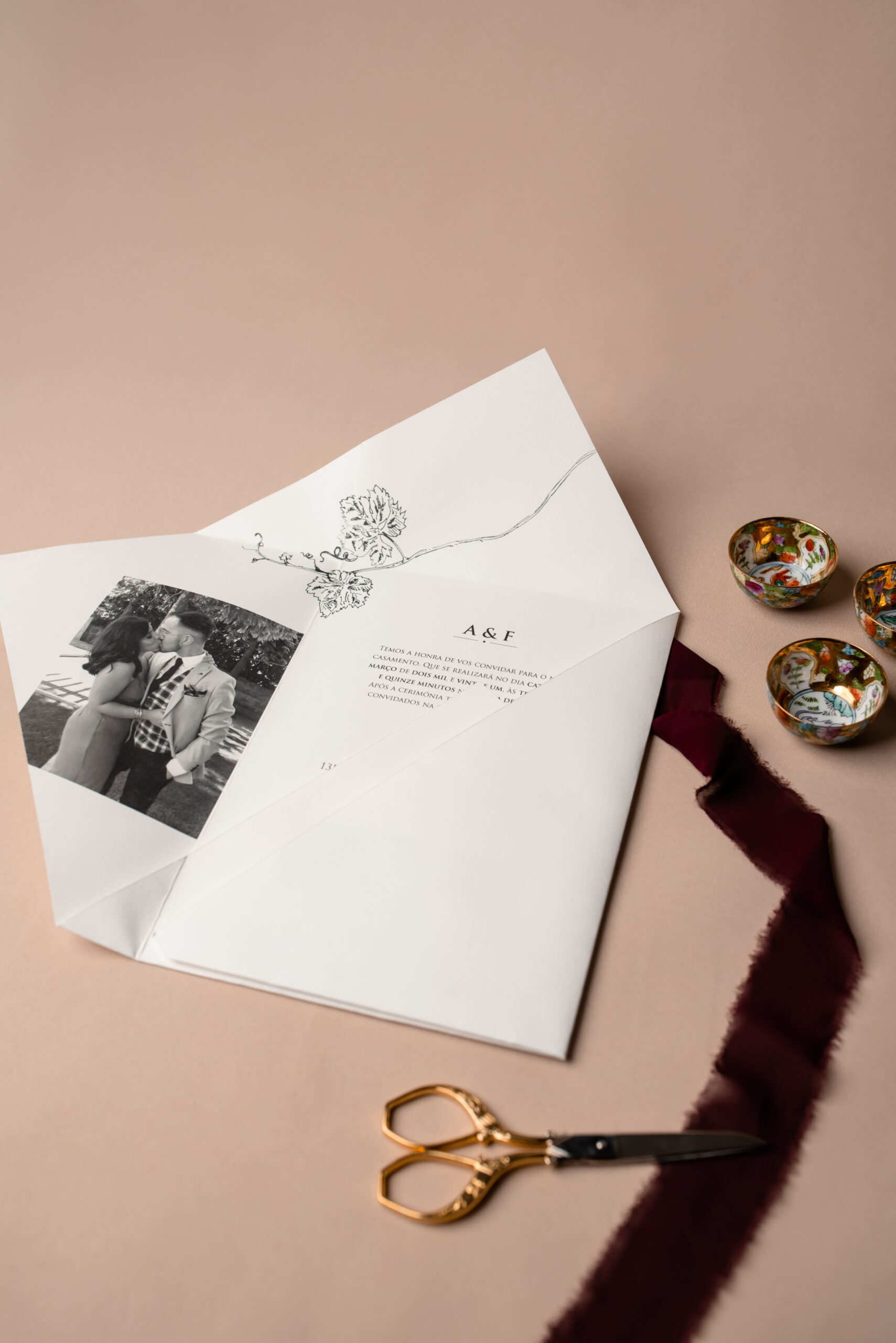 Convite de Casamento em formato de envelope com detalhes florais