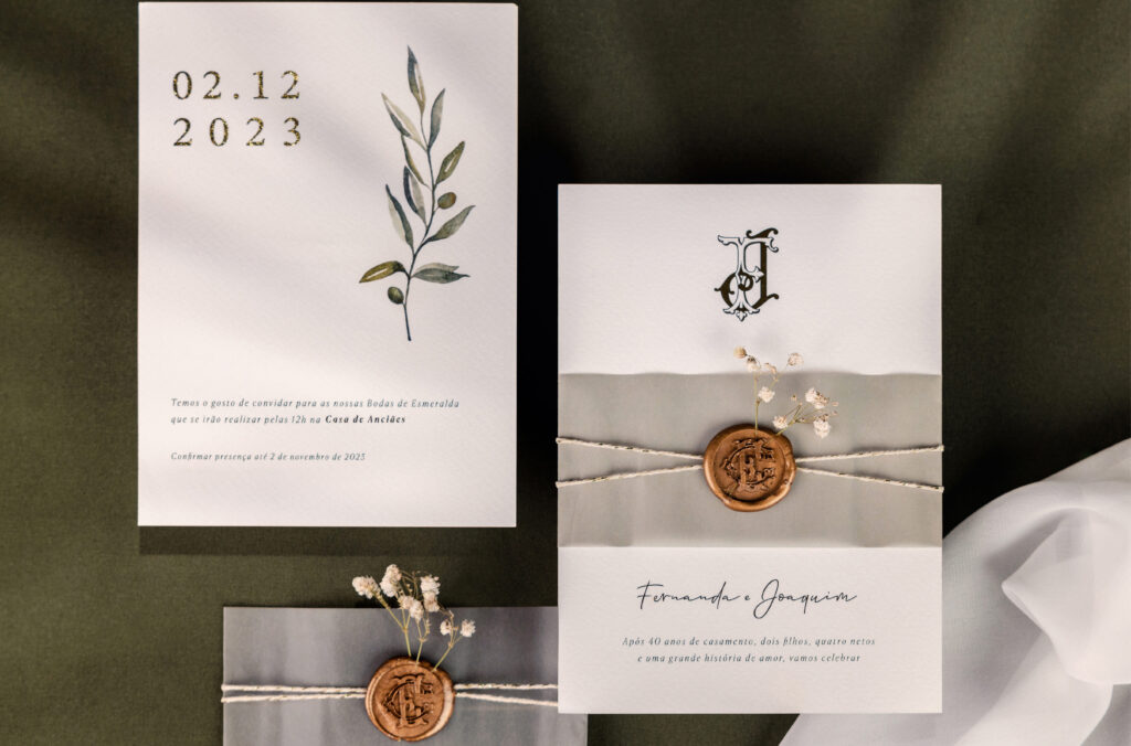 Convite de casamento com lacre dourado e corda natural com detalhes decorativos florais e fio cinzento